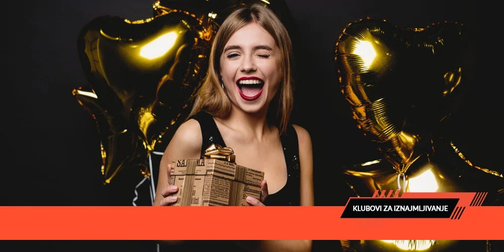 Devojka sa poklonom na proslavi 18. rođendanu